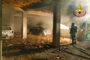 IRPINIA. Doppio intervento dei Vigili del Fuoco per  incendio di auto in sosta