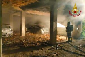 IRPINIA. Doppio intervento dei Vigili del Fuoco per incendio di auto in sosta IRPINIA. Doppio intervento dei Vigili del Fuoco per incendio di auto in sosta