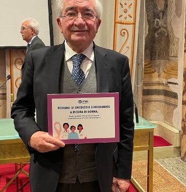 il professor Carmine Malzoni con il riconoscimento ONDA