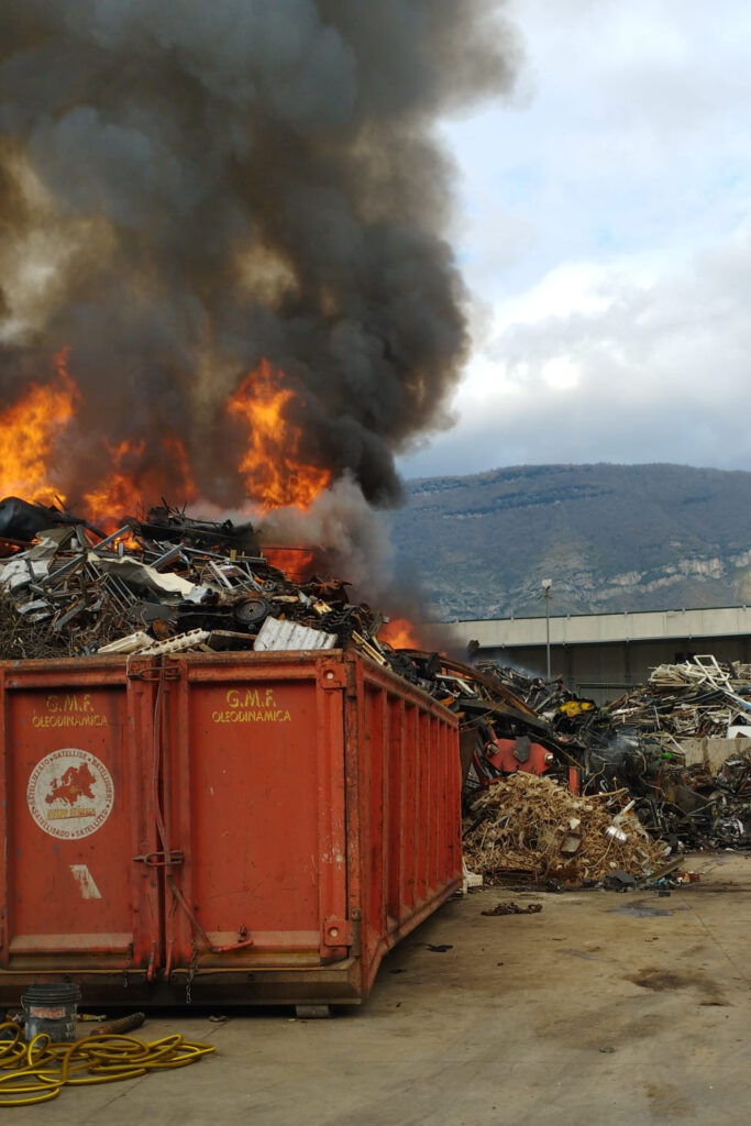 Incendio Area Pip Sarno, intervento Arpac per contenere conseguenze ambientali e monitorare inquinanti