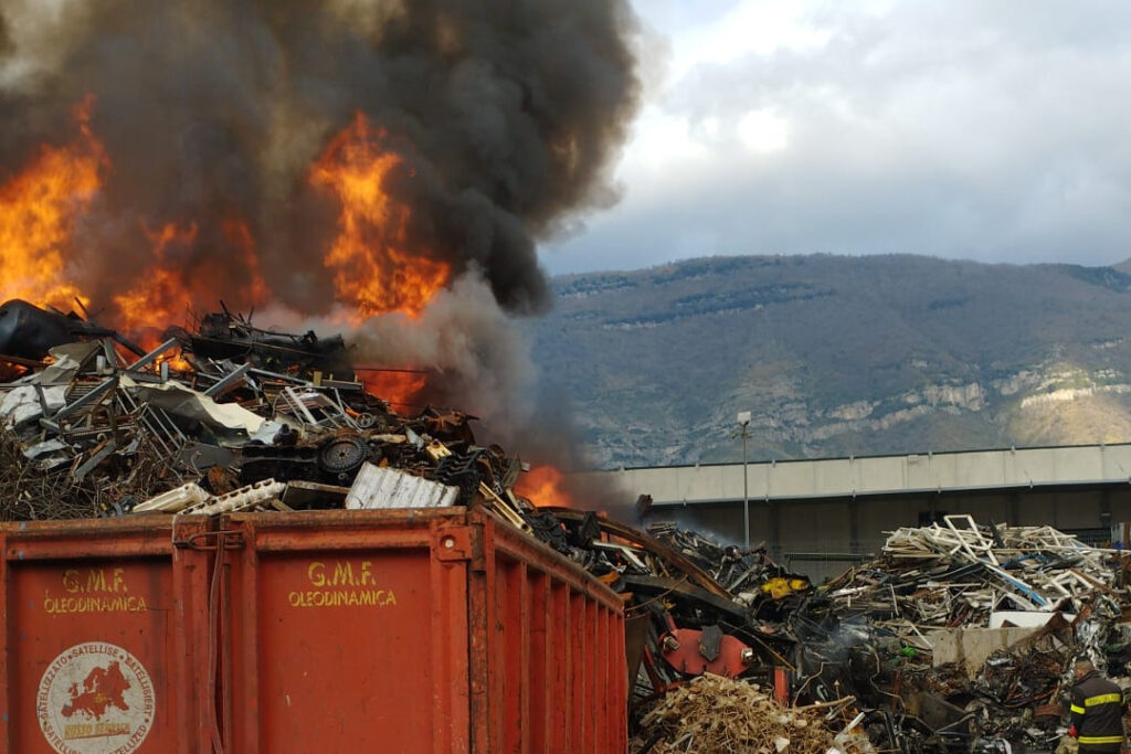 Incendio Area Pip Sarno, intervento Arpac per contenere conseguenze ambientali e monitorare inquinanti