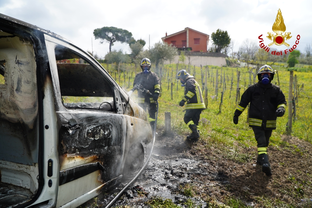 MONTEMILETTO (AV). A fuoco furgone in transito, intervengono i Vigili del fuoco. MONTEMILETTO (AV). A fuoco furgone in transito, intervengono i Vigili del fuoco.