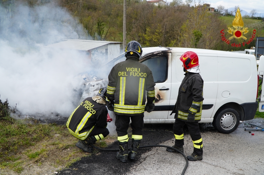 MONTEMILETTO (AV). A fuoco furgone in transito, intervengono i Vigili del fuoco. MONTEMILETTO (AV). A fuoco furgone in transito, intervengono i Vigili del fuoco.