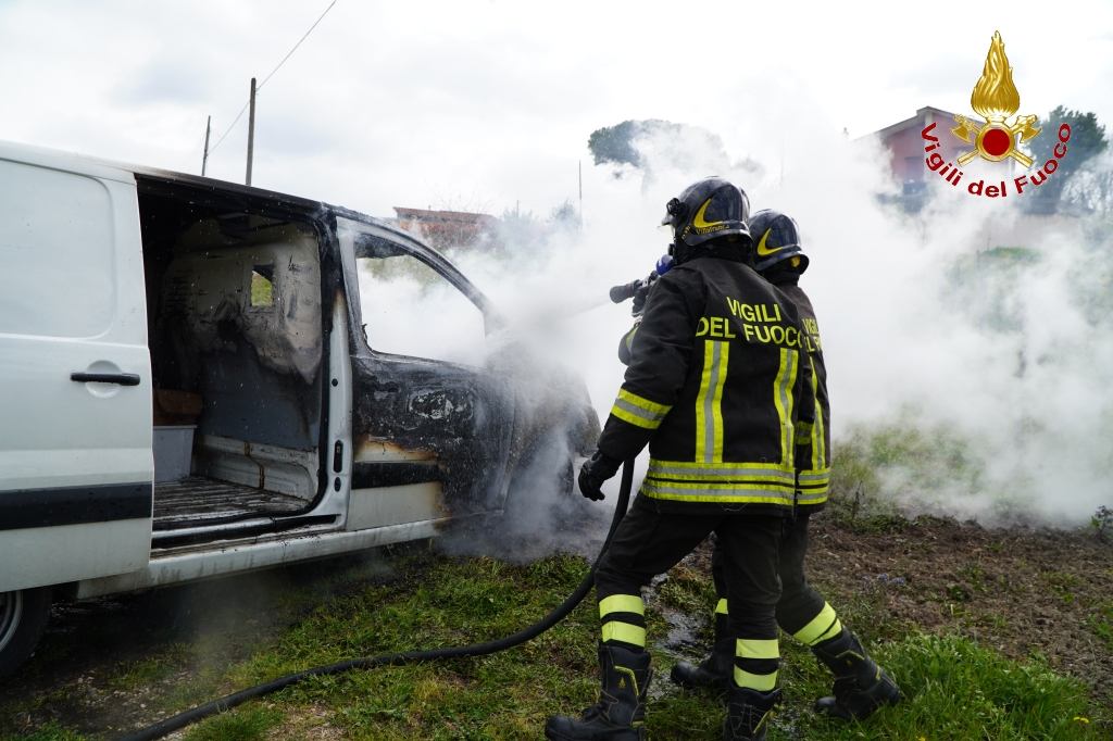 MONTEMILETTO (AV). A fuoco furgone in transito, intervengono i Vigili del fuoco. MONTEMILETTO (AV). A fuoco furgone in transito, intervengono i Vigili del fuoco.