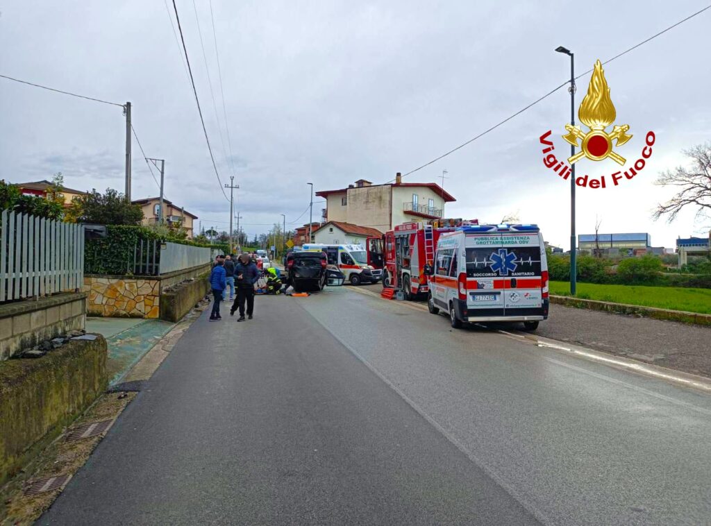 GROTTAMINARDA (AV). Incidente tra due veicoli, intera famiglia in ospedale