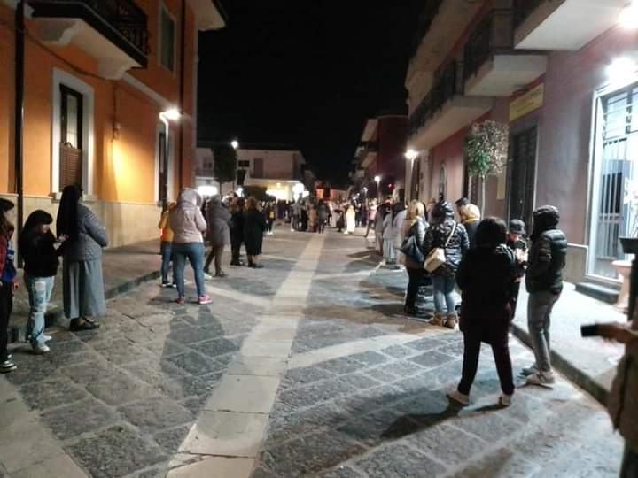 VISCIANO. Si è tenuta la Processione del Cristo Morto con la Vergine Addolorata per le strade principali della cittadina. Foto VISCIANO. Si è tenuta la Processione del Cristo Morto con la Vergine Addolorata per le strade principali della cittadina. Foto