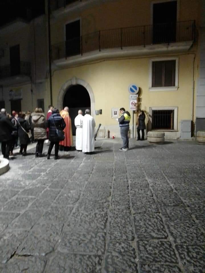 VISCIANO. Si è tenuta la Processione del Cristo Morto con la Vergine Addolorata per le strade principali della cittadina. Foto VISCIANO. Si è tenuta la Processione del Cristo Morto con la Vergine Addolorata per le strade principali della cittadina. Foto