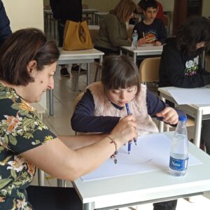 ROCCARAINOLA (NA). Grande partecipazione allincontro di arteterapia organizzato dallassociazione Autismo in Movimento e lartista Giovanna Lettieri