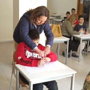 ROCCARAINOLA (NA). Grande partecipazione allincontro di arteterapia organizzato dallassociazione Autismo in Movimento e lartista Giovanna Lettieri