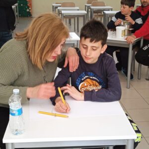 ROCCARAINOLA (NA). Grande partecipazione allincontro di arteterapia organizzato dallassociazione Autismo in Movimento e lartista Giovanna Lettieri