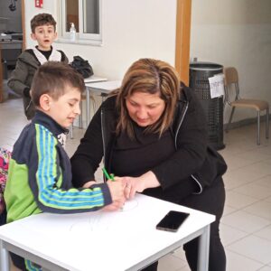 ROCCARAINOLA (NA). Grande partecipazione allincontro di arteterapia organizzato dallassociazione Autismo in Movimento e lartista Giovanna Lettieri