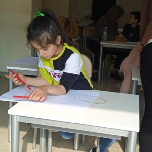 ROCCARAINOLA (NA). Grande partecipazione allincontro di arteterapia organizzato dallassociazione Autismo in Movimento e lartista Giovanna Lettieri