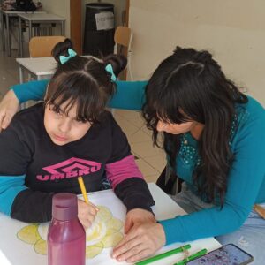 ROCCARAINOLA (NA). Grande partecipazione allincontro di arteterapia organizzato dallassociazione Autismo in Movimento e lartista Giovanna Lettieri