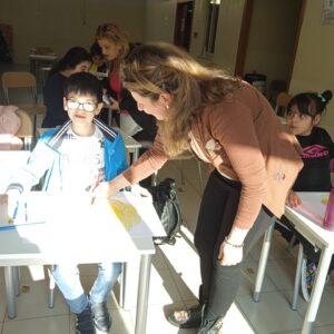 ROCCARAINOLA (NA). Grande partecipazione allincontro di arteterapia organizzato dallassociazione Autismo in Movimento e lartista Giovanna Lettieri