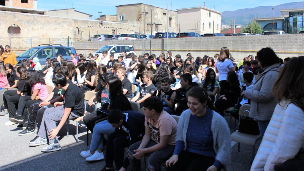 SPERONE. Gli alunni della scuola secondaria incontrano le unità cinofile della Polizia Penitenziaria. Foto e video