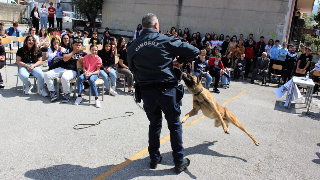 SPERONE. Gli alunni della scuola secondaria incontrano le unità cinofile della Polizia Penitenziaria. Foto e video