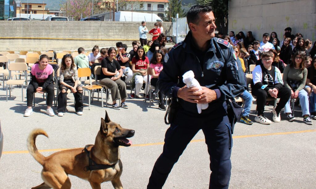 SPERONE. Gli alunni della scuola secondaria incontrano le unità cinofile della Polizia Penitenziaria. Foto e video