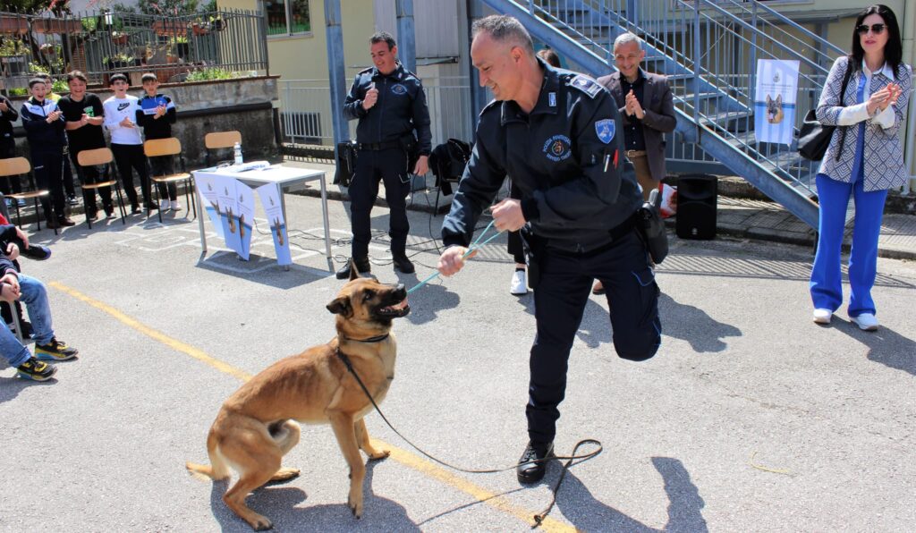 SPERONE. Gli alunni della scuola secondaria incontrano le unità cinofile della Polizia Penitenziaria. Foto e video