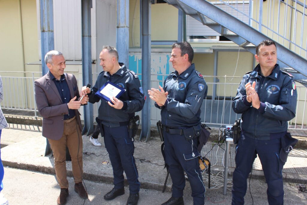 SPERONE. Gli alunni della scuola secondaria incontrano le unità cinofile della Polizia Penitenziaria. Foto e video