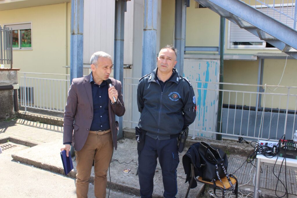SPERONE. Gli alunni della scuola secondaria incontrano le unità cinofile della Polizia Penitenziaria. Foto e video