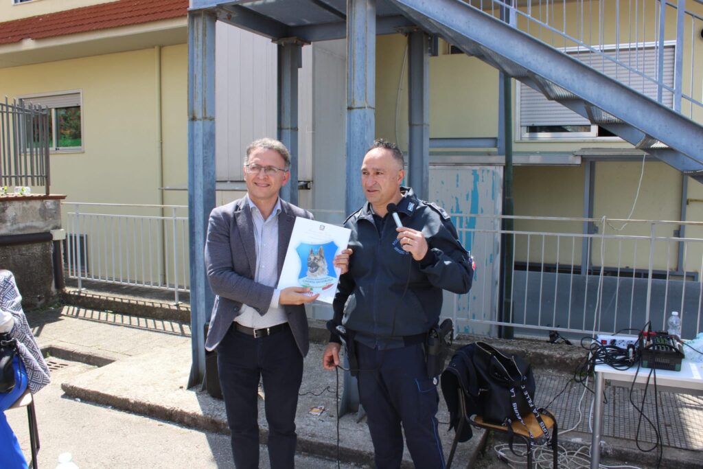 SPERONE. Gli alunni della scuola secondaria incontrano le unità cinofile della Polizia Penitenziaria. Foto e video