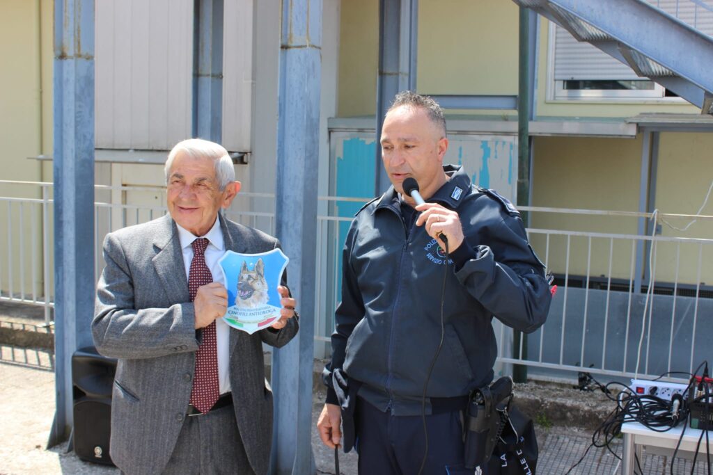 SPERONE. Gli alunni della scuola secondaria incontrano le unità cinofile della Polizia Penitenziaria. Foto e video