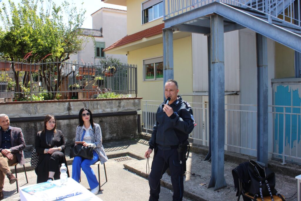 SPERONE. Gli alunni della scuola secondaria incontrano le unità cinofile della Polizia Penitenziaria. Foto e video