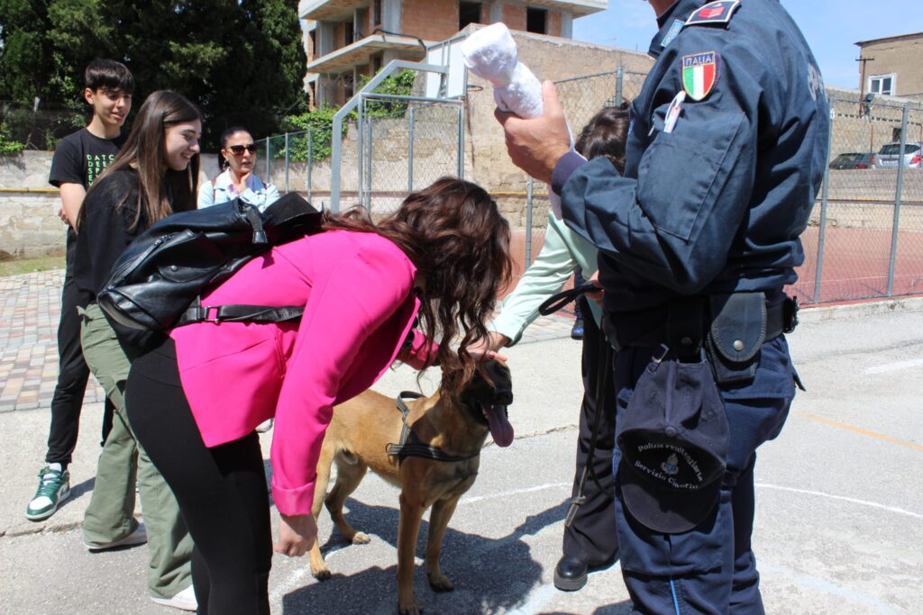 SPERONE. Gli alunni della scuola secondaria incontrano le unità cinofile della Polizia Penitenziaria. Foto e video