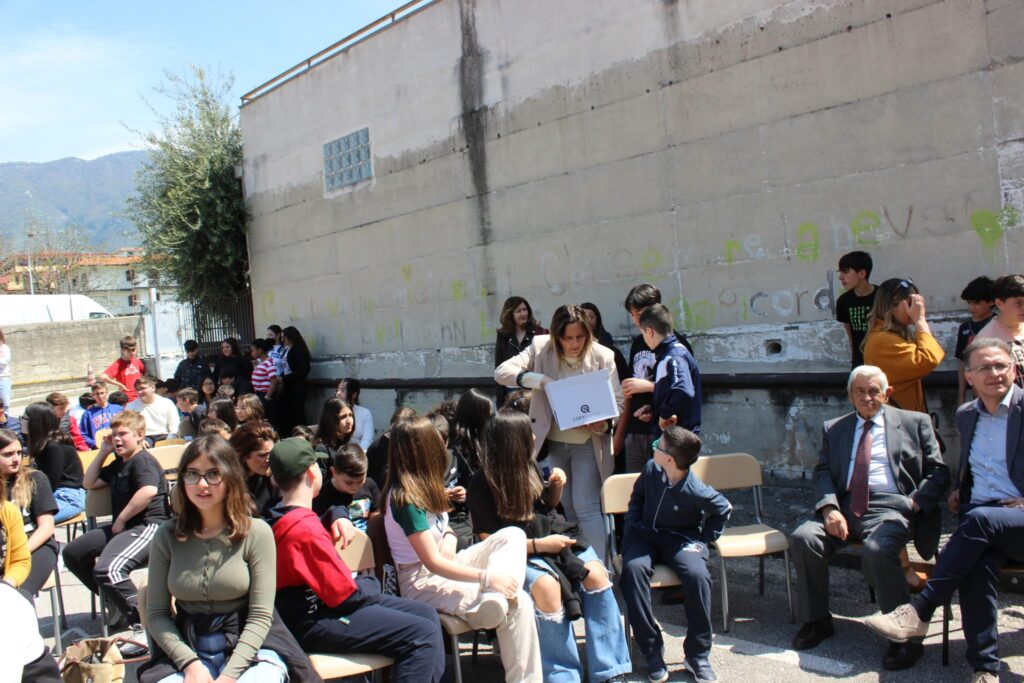 SPERONE. Gli alunni della scuola secondaria incontrano le unità cinofile della Polizia Penitenziaria. Foto e video