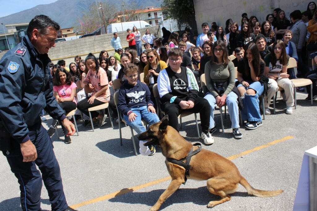 SPERONE. Gli alunni della scuola secondaria incontrano le unità cinofile della Polizia Penitenziaria. Foto e video