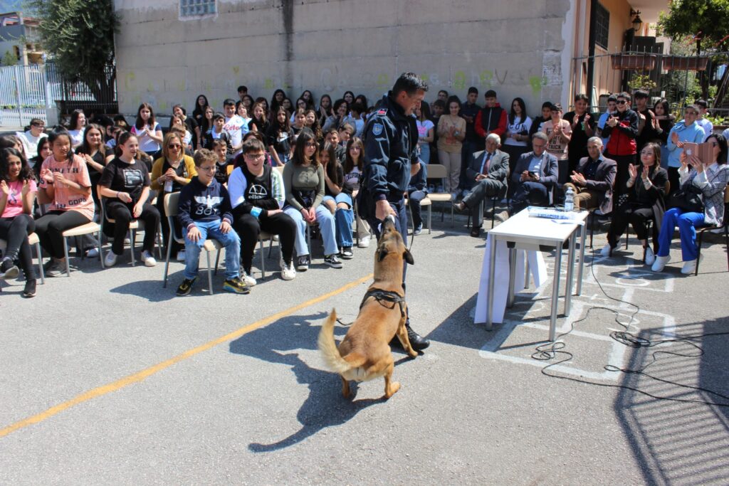 SPERONE. Gli alunni della scuola secondaria incontrano le unità cinofile della Polizia Penitenziaria. Foto e video