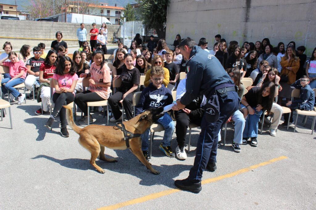 SPERONE. Gli alunni della scuola secondaria incontrano le unità cinofile della Polizia Penitenziaria. Foto e video