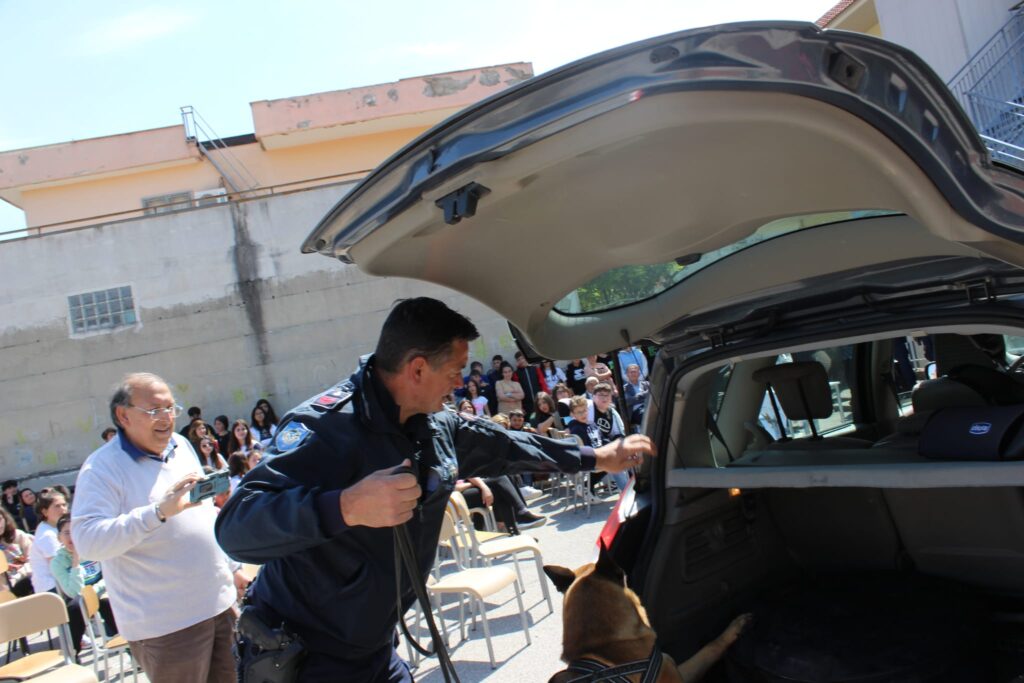 SPERONE. Gli alunni della scuola secondaria incontrano le unità cinofile della Polizia Penitenziaria. Foto e video