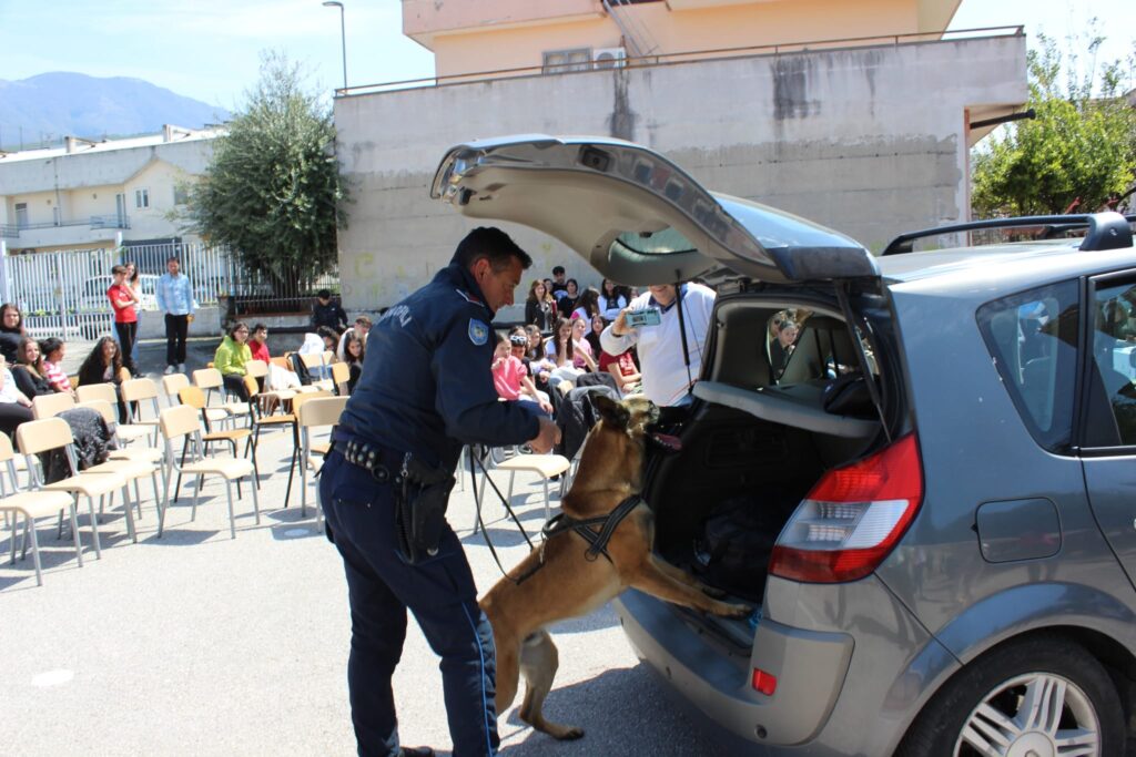 SPERONE. Gli alunni della scuola secondaria incontrano le unità cinofile della Polizia Penitenziaria. Foto e video