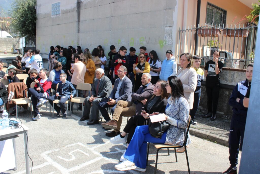 SPERONE. Gli alunni della scuola secondaria incontrano le unità cinofile della Polizia Penitenziaria. Foto e video