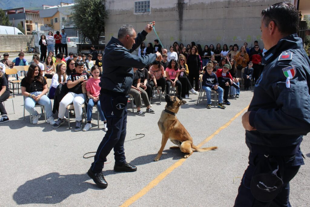 SPERONE. Gli alunni della scuola secondaria incontrano le unità cinofile della Polizia Penitenziaria. Foto e video