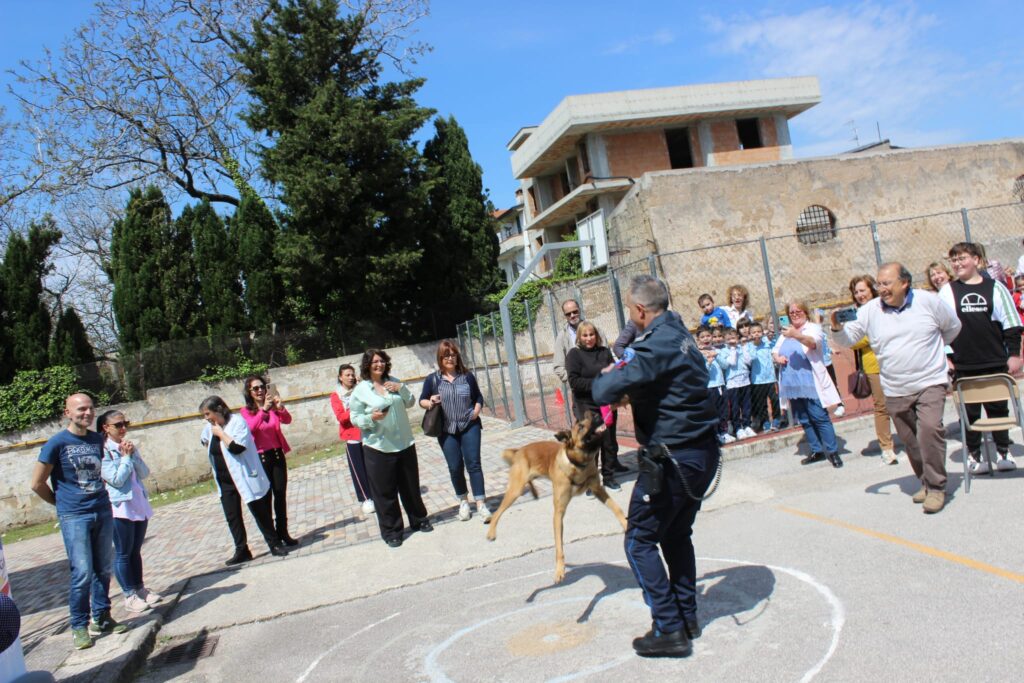 SPERONE. Gli alunni della scuola secondaria incontrano le unità cinofile della Polizia Penitenziaria. Foto e video