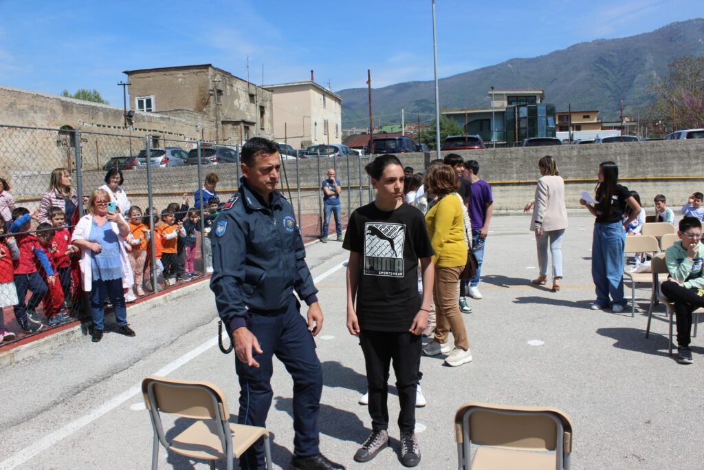 SPERONE. Gli alunni della scuola secondaria incontrano le unità cinofile della Polizia Penitenziaria. Foto e video