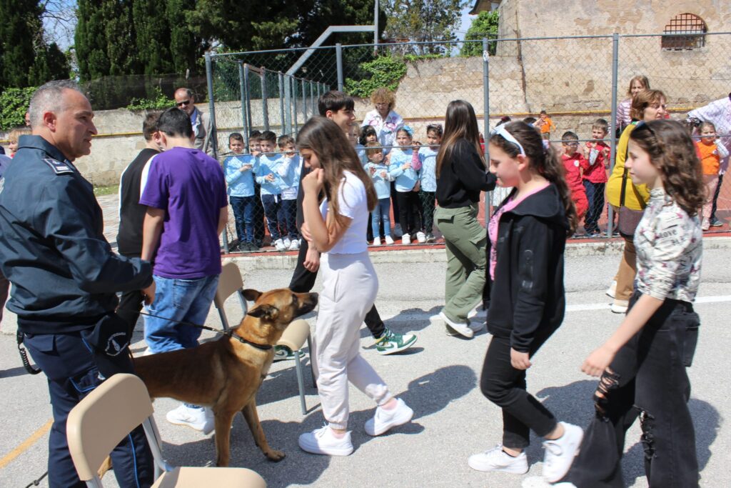 SPERONE. Gli alunni della scuola secondaria incontrano le unità cinofile della Polizia Penitenziaria. Foto e video
