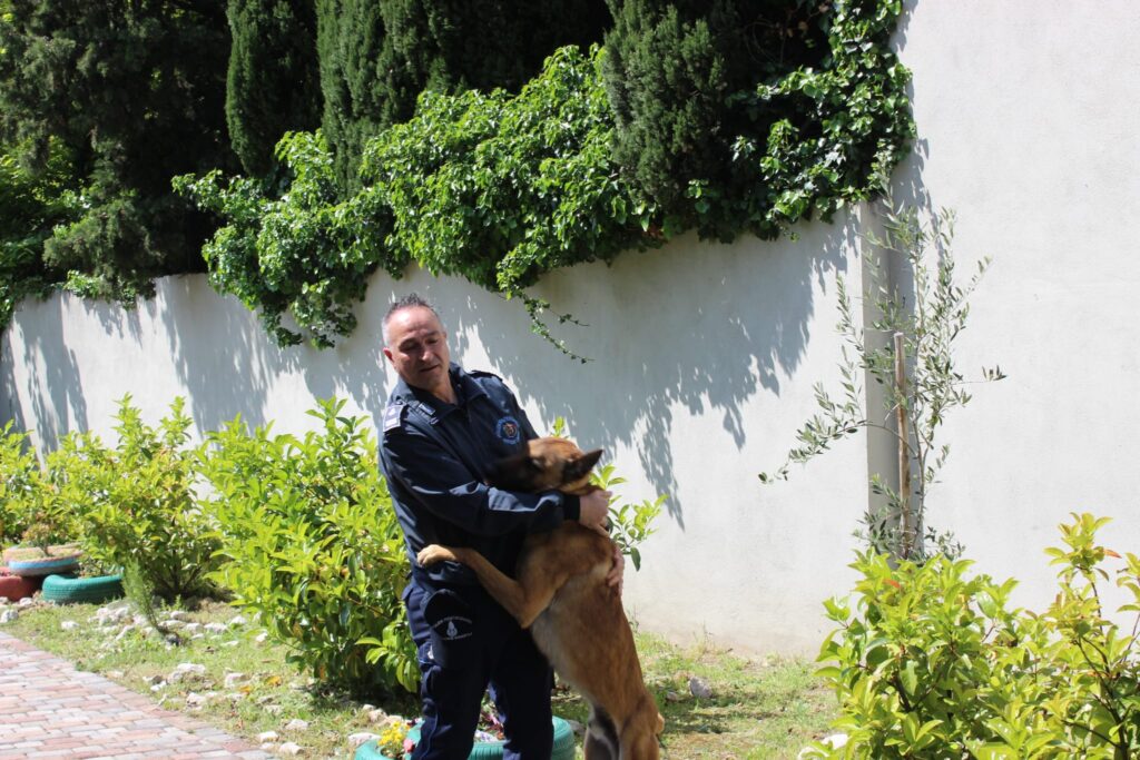 SPERONE. Gli alunni della scuola secondaria incontrano le unità cinofile della Polizia Penitenziaria. Foto e video