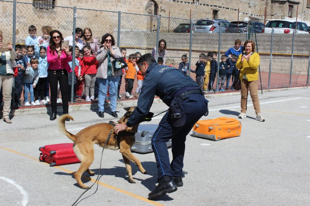 SPERONE. Gli alunni della scuola secondaria incontrano le unità cinofile della Polizia Penitenziaria. Foto e video