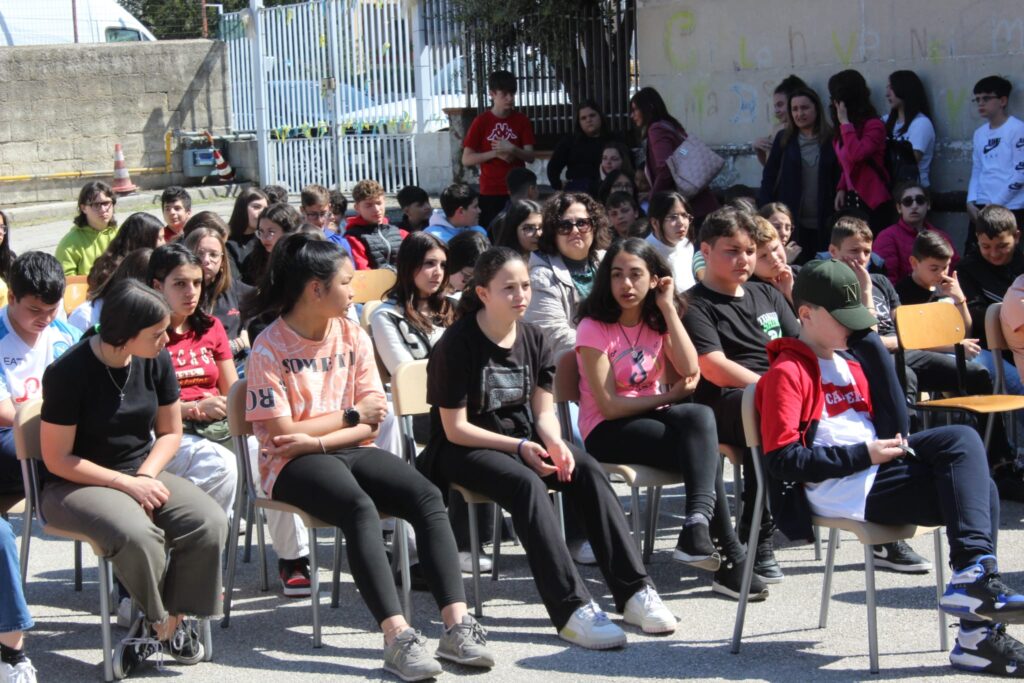 SPERONE. Gli alunni della scuola secondaria incontrano le unità cinofile della Polizia Penitenziaria. Foto e video