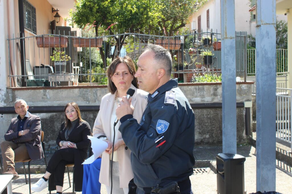 SPERONE. Gli alunni della scuola secondaria incontrano le unità cinofile della Polizia Penitenziaria. Foto e video