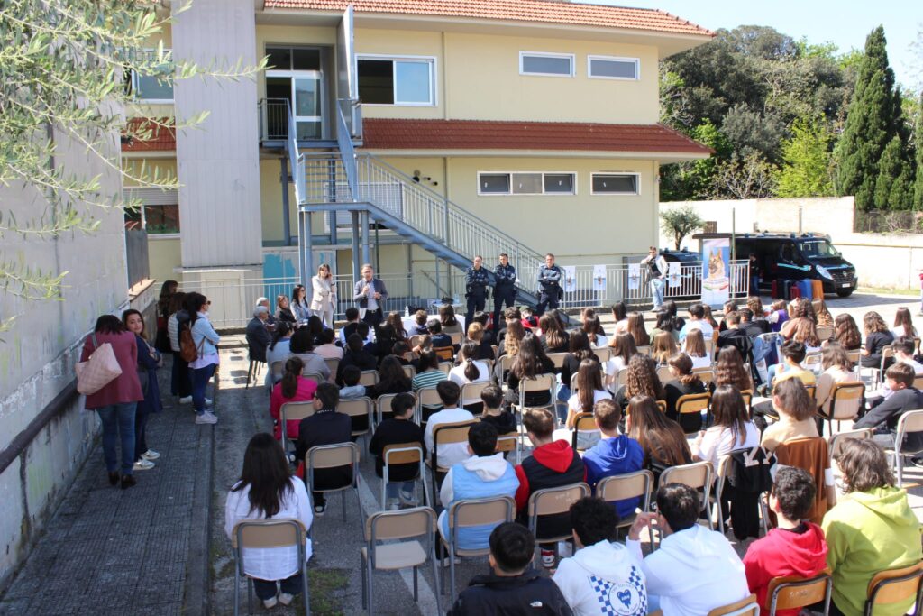 SPERONE. Gli alunni della scuola secondaria incontrano le unità cinofile della Polizia Penitenziaria. Foto e video