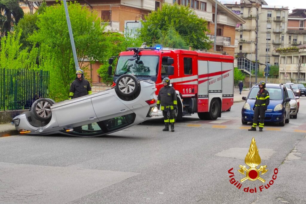 AVELLINO. Auto si ribalta in via Annarumma, conducente trasportato in ospedale