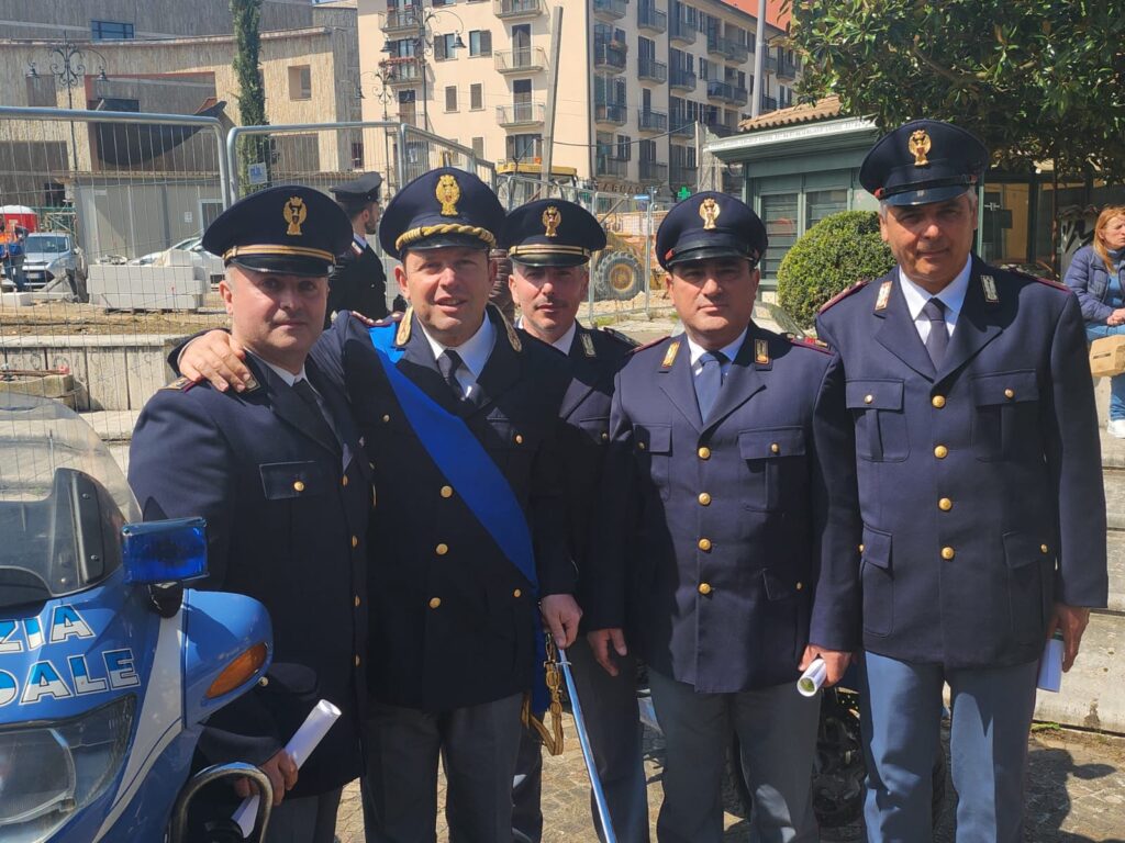Salvarono coppia di anziani dallincendio a Quindici: premiati quattro poliziotti Salvarono coppia di anziani dallincendio a Quindici: premiati quattro poliziotti