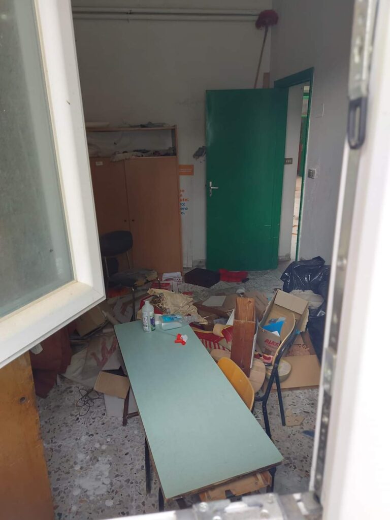 Petruro di Forino: Vandali in azione allex Plesso Padiglione chiuso nel dicembre 2019 Petruro di Forino: Vandali in azione allex Plesso Padiglione chiuso nel dicembre 2019