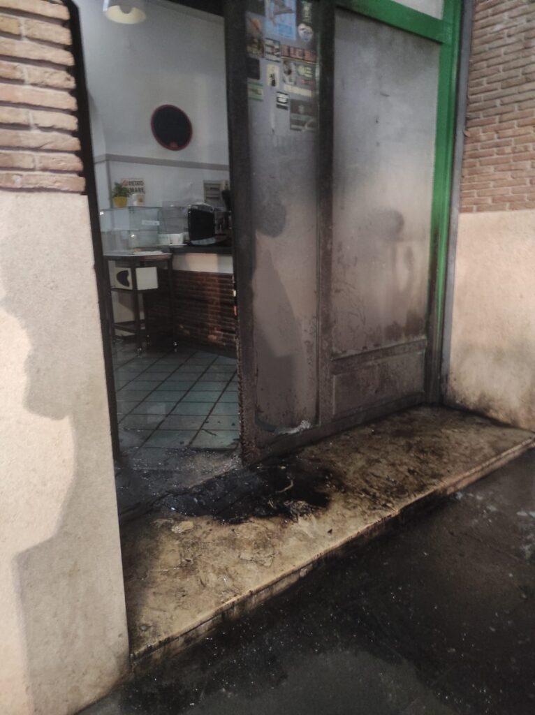 TAURANO (AV). Tentano di incendiare un bar in piazza, giovani evitano che il fuoco si propaghi