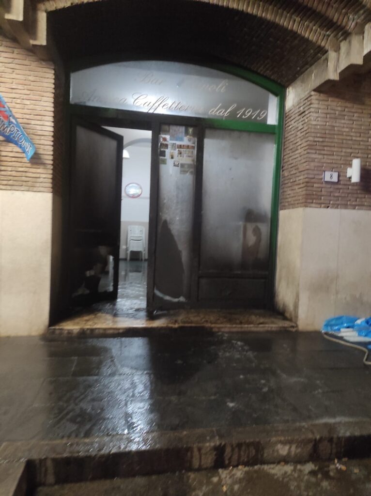 TAURANO (AV). Tentano di incendiare un bar in piazza, giovani evitano che il fuoco si propaghi