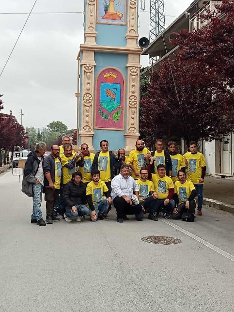 Il giglio di San Pasquale portato a spalla lungo le strade di Taurasi (AV) Il giglio di San Pasquale portato a spalla lungo le strade di Taurasi (AV)